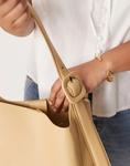 Классическая сумка Mango с регулируемым ремешком в цвете латте - фото 4