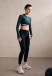 Топ Nike Performance 365 CROP, Seaweed/Dark Green - фото 2
