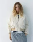 Ванильный бомбер с лейблом Pull&Bear - фото