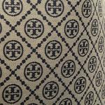 TORY BURCH Тканевая сумка полумесяц с монограммой T - фото 5