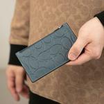 COACH Кожаный картхолдер мини для женщин в темном дениме - фото 5