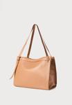 Сумка-шоппер STUDIO ID OVERSIZE FLAP TOTE, Camel - фото 3