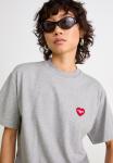Футболка Carhartt WIP HEART PATCH, Grey Heather/Red/Grey - фото 4