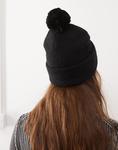 Шапка с помпоном, вязанная в черном цвете Monki - фото 4