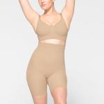 Шорты до средины бедра SKIMS Seamless Sculpt, цвет Clay - фото 2