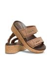 Сандалии BROOKLYN CORK BUCKLE Crocs, коричневый - фото 6