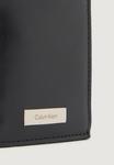 Кошелек Calvin Klein PLAQUE ZIP CARD CASE, Black - фото 4