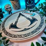 Assassin's Creed - Разделочная доска с логотипом Valhalla, бук - фото