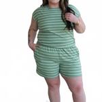 Модный и милый полосатый топ в цвете шалфей/белый Adrienne - фото