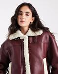 Короткая куртка из искусственной кожи и искусственного меха бордового цвета - фото 4