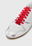 Кроссовки MOSCHINO Trainers, Bianco/Rosso/Silver-Coloured/White - фото 7