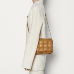 Сумка через плечо Bottega Veneta с подкладкой Intreccio Cassette карамельная - фото 6