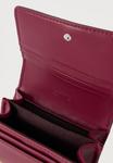 Кошелек Calvin Klein BOLD MEDIUM BIFOLD, Alluring Pink/Bordeaux - фото 3