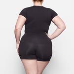 Футболка SKIMS Soft Smoothing Seamless, цвет Onyx - фото 4