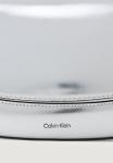 Сумка Calvin Klein CHAIN SHOULDER BAG, Metallic Silver-Coloured/Silver-Coloured - фото 4