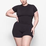 Футболка SKIMS Soft Smoothing Seamless, цвет Onyx - фото 2