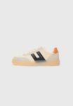 Кроссовки Armani Exchange Trainers, Off White/Orange Rust/Orange - фото