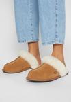 Тапочки UGG замшевые с овчиной, коричневый - фото 4
