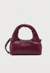 Сумка Calvin Klein EMBLEM PUFFER BAG WITH STRAP, Alluring Pink/Bordeaux - фото