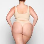 Стринги с окучиванием SKIMS Naked, песочный - фото 4