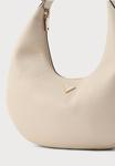 Сумка Guess EVIE HOBO, Light Taupe/Taupe - фото 4