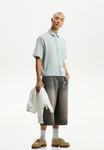 Джинсовые шорты SUPER BAGGY BERMUDA Bershka, цвет Mottled Dark Grey - фото