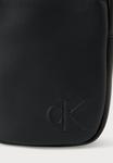 Сумка кросс-боди Calvin Klein BOLD SLIM REPORTER, Black - фото 4