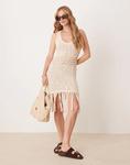 Мини-платье ASOS DESIGN, связанное крючком, с бахромой в камне - фото 4