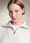 Джемпер OYSHO RIB KNIT HALF-ZIP, Mottled Light Grey/Light Grey - фото 5