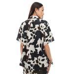 Атласная рубашка ASOS DESIGN с принтом коровы - фото 4