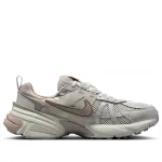 Кроссовки (WMNS) Nike V2K Run 'Light Bone College Grey' - фото 6