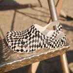 Сабо Crocs Classic Warped Checker Clog, белый/черный - фото 8