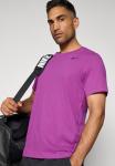 Футболка Nike Performance TEE CREW SOLID, Bold Berry/Black/Purple - фото 4