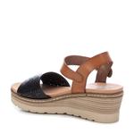 Женские босоножки на танкетке от XTI, черный - фото 4