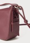 Сумка кросс-боди Armani Exchange SMALL SHOULDER BAG, Groove/Bordeaux - фото 5