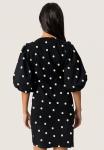 Платье Soaked in Luxury ZAZU DOLORE PRINTED, Black W White Dot Print/Black - фото 3