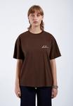 Футболка Dr.Denim BACE TEE, Chocolate Small Script/Brown - фото 2