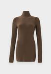 Платье Norma Kamali LONG SLEEVE TURTLENECK PICKLEBALL DRESS, Bark/Dark Brown - фото 6