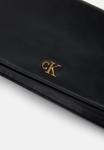 Кошелек Calvin Klein WALLET ON CHAIN, Black - фото 4