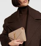 Кошелек cassandre из кожи матлассе на цепочке Saint Laurent, бежевый - фото 2