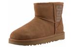 Угги (WMNS) UGG Classic Mini UGG Rubber Logo 'Chestnut' - фото 3
