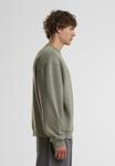 Толстовка Urban Classics FLUFFY CREWNECK, Paleolive/Olive - фото 6