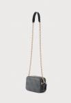 Сумка кросс-боди Guess NOELLE CROSSBODY CAMERA, Coal/Dark Grey - фото 2