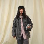 Джинсовая курка Unisex BRUMAIRE, черный топ и белый свитшот - фото 9