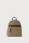 Рюкзак DKNY BRYANT AVE BACKPACK, Chino/Chocolate/Brown - фото