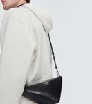 Кожаная треугольная сумка через плечо Prada, черный - фото 3