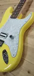Fender Tom Delonge Stratocaster, граффити-желтый, с чехлом - фото 3