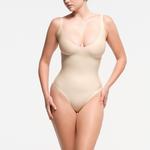 Боди core sculpt lunge thong SKIMS, цвет sand - фото 2