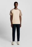Футболка Lyle & Scott SS INTERLOCK CONTRAST RAGLAN, Cobblestone/Beige - фото 2