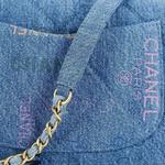 CHANEL Классический клатш с джинсовым клапаном - фото 7